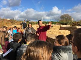 Les archéologues du Conseil départemental des Ardennes expliquent les thermes gallo-romains de Warcq aux élèves
