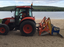 Nettoyage de la plage des Vieilles-Forges à l'aide d'une cribleuse