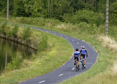 Voie verte Sud Ardennes : cyclistes à proximité de Neuville-Day