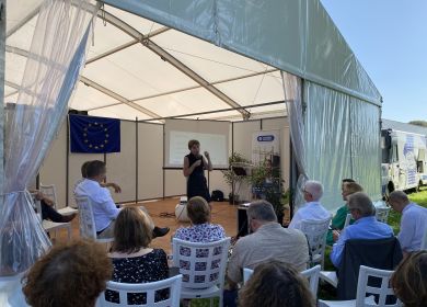 Anne Sander, députée européenne, anime une conférence dédiée à la politique transfrontalière